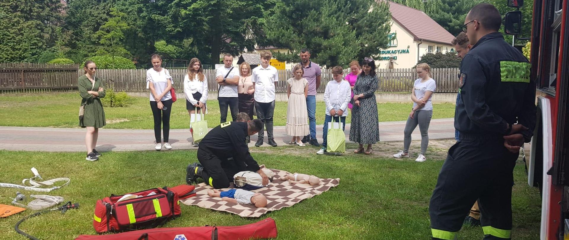 na zdjęciu pokaz pierwszej pomocy