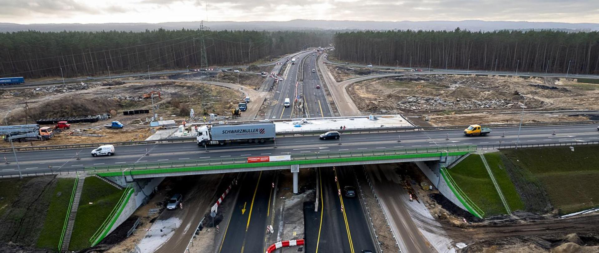 Zdjęcia wiaduktu drogowego podczas budowy
