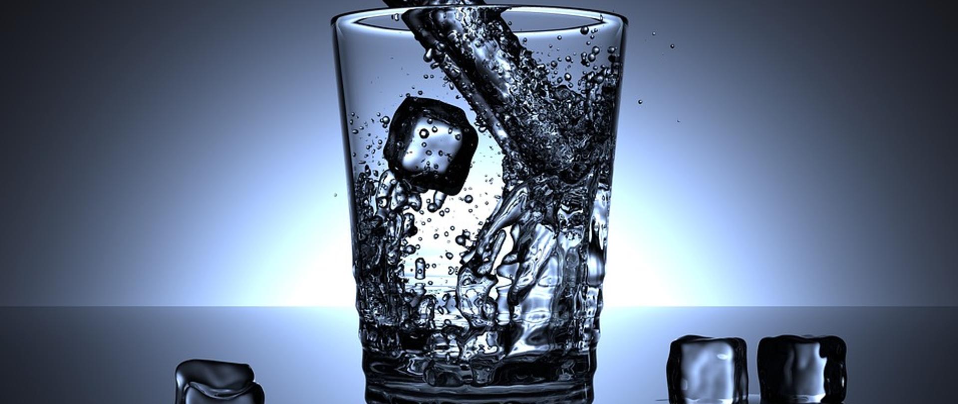 szklanka z wodą do spożycia