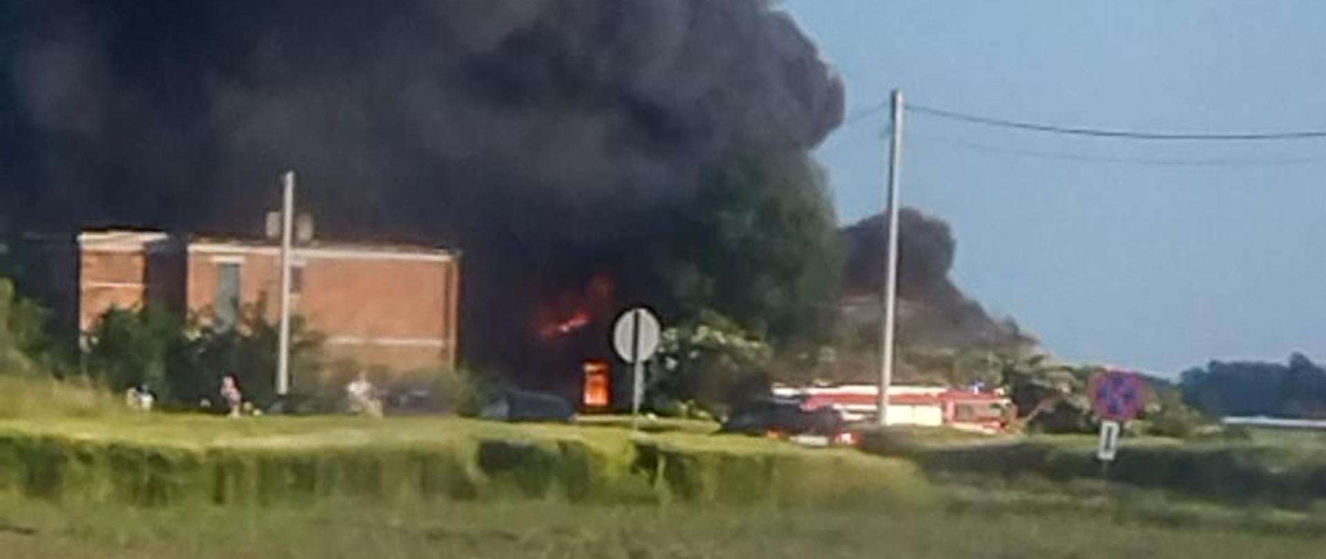 Palą się budynki gospodarcze 