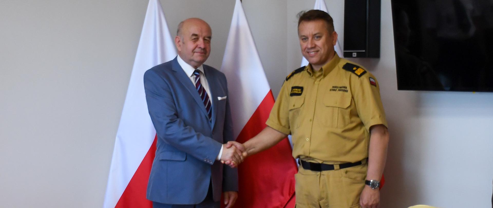 Zdjęcie pamiątkowe: Mazowiecki Komendant Wojewódzki PSP nadbrygadier Jarosław Nowosielski ściska dłoń Zastępcy Głównego Inspektora Ochrony Roślin i Nasiennictwa Pana Tadeusza Łączyńskiego.