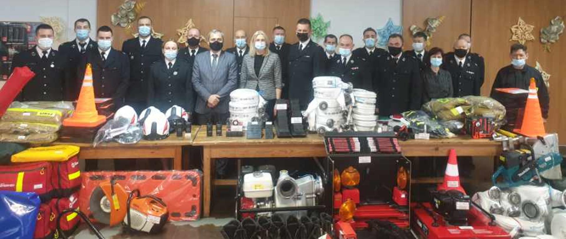 Fotografia przedstawiająca przekazanie sprzętu ratowniczego dla strażaków z Gminy Jastrząb