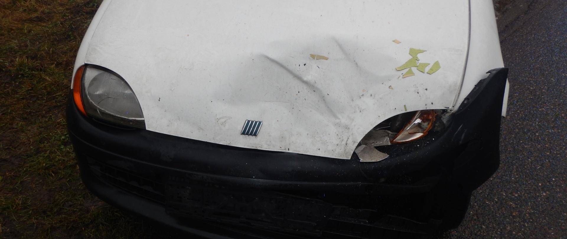 Zdjęcie przedstawia samochód osobowy po kolizji.