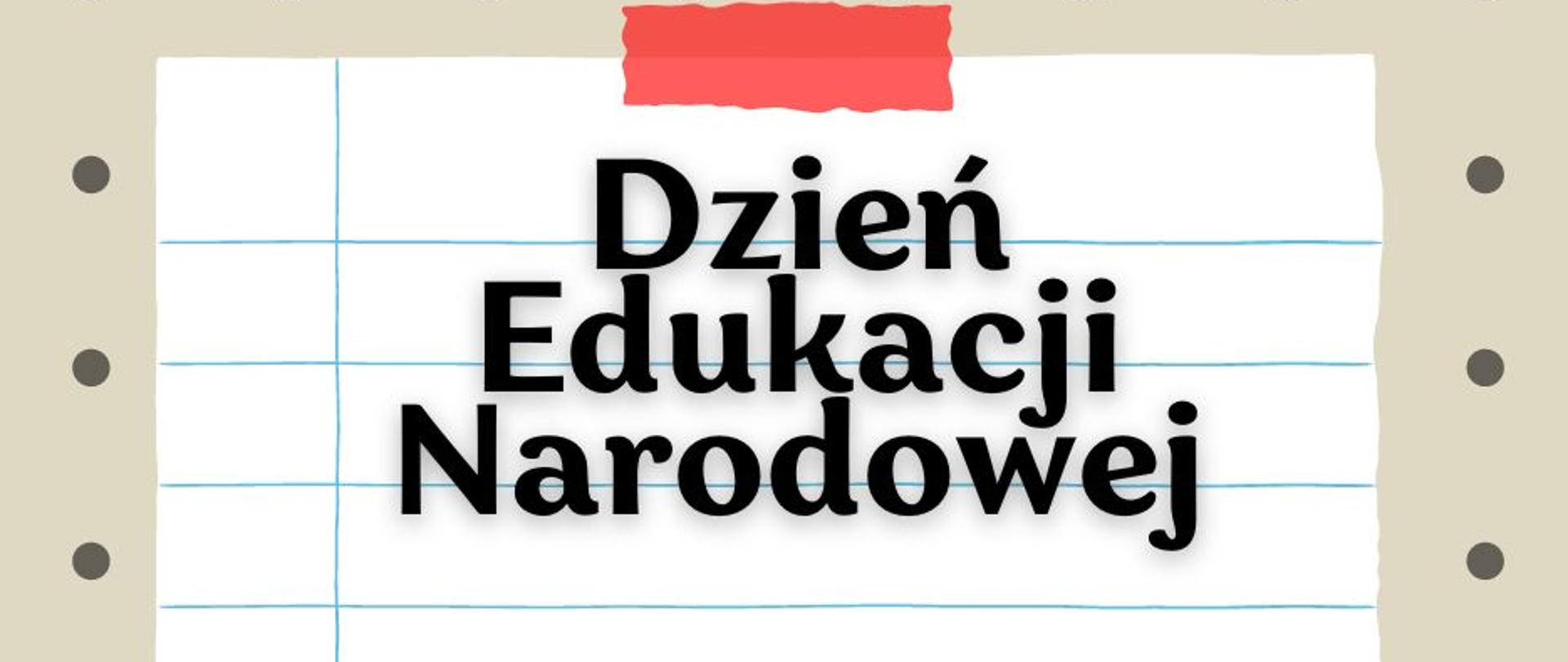 Napis "Dzień Edukacji Narodowej" na kartce papieru w linie, na beżowym tle w kropki