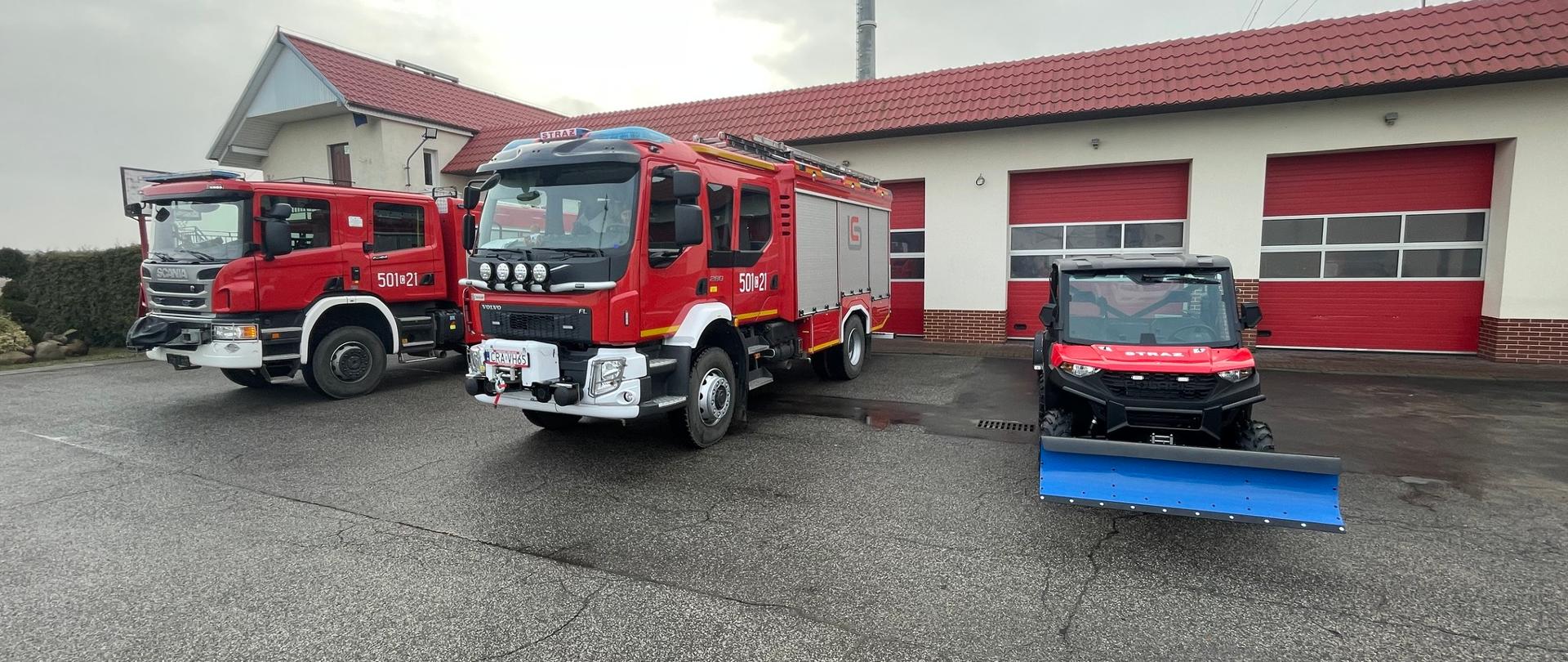 Zdjęcie przedstawia pojazd typu quad Polaris Ranger 1000 EPS, średni samochód ratowniczo- gaśniczy marki Volvo FL 4x4 , średni samochód ratowniczo- gaśniczy na podwoziu Scania 