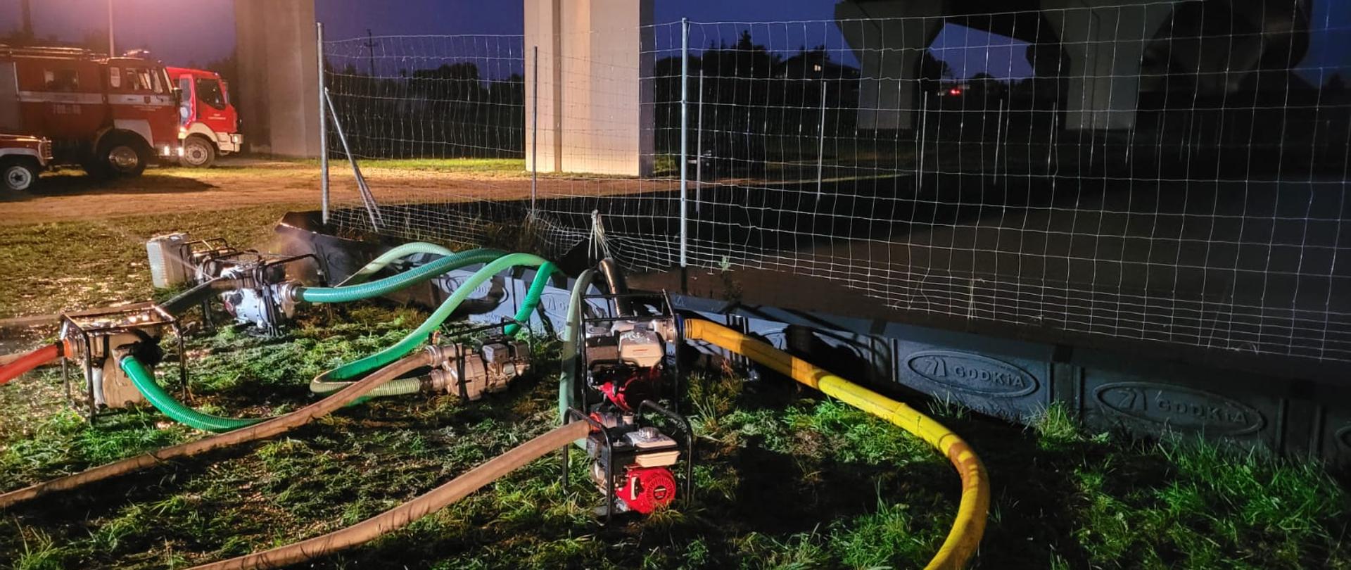 Pompowanie wody ze zbiornika wód opadowych z drogi ekspresowej S1 - rozstawione pompy szlamowe pompują wodę.