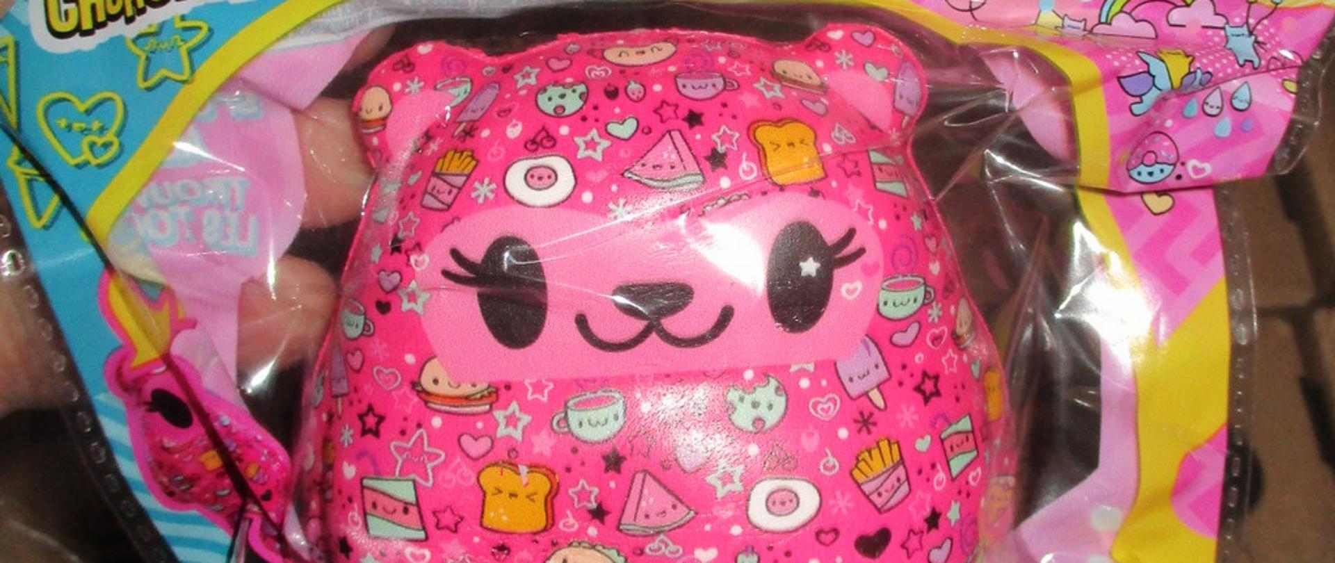 zabawka w foliowym opakowaniu