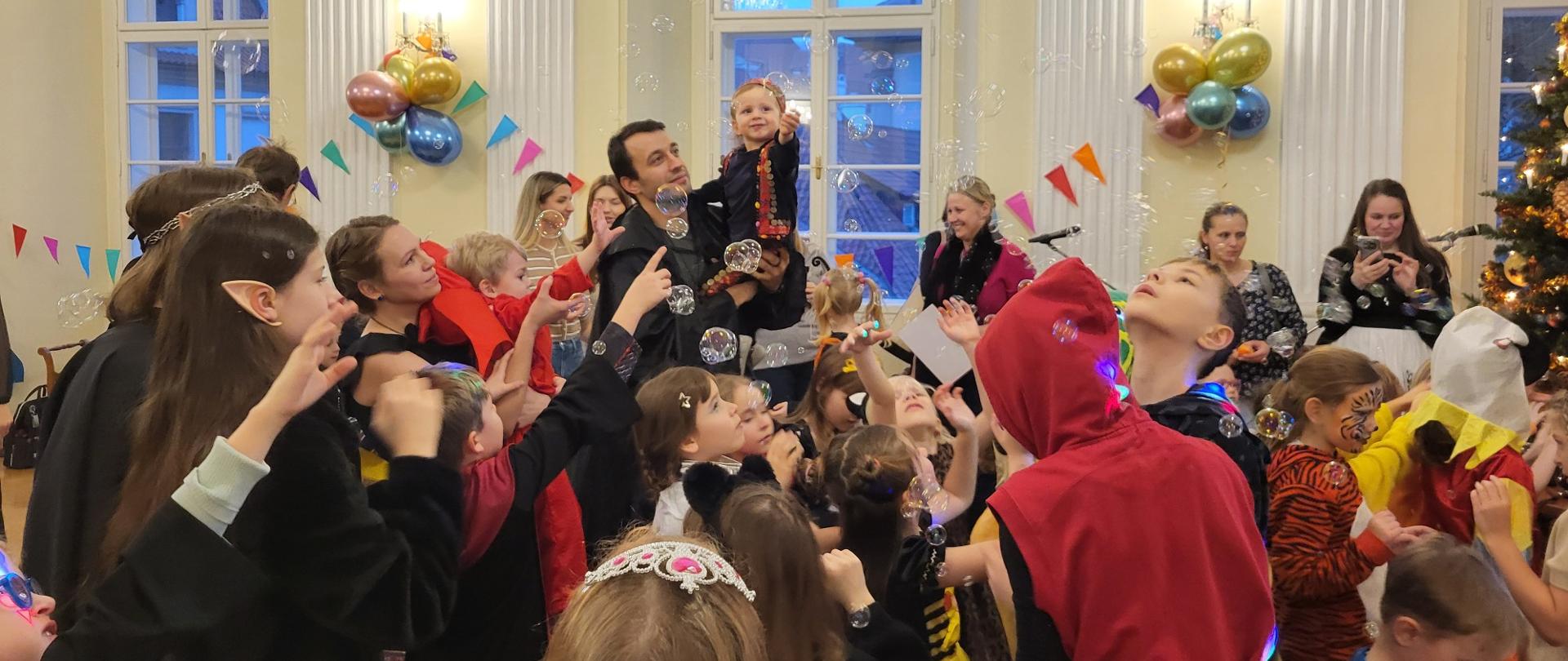 Dzieci bawią się bąbelkami