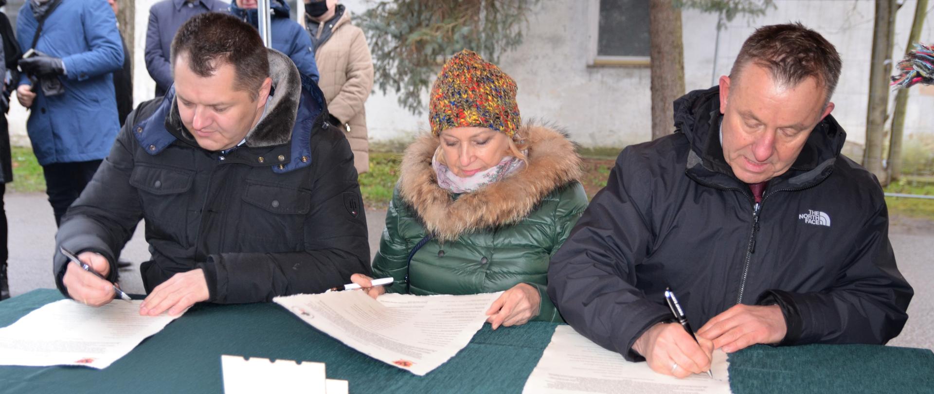 Wicewojewoda łódzki Karol Młynarczyk podczas podpisywania aktu erekcyjnego inicjującego budowę