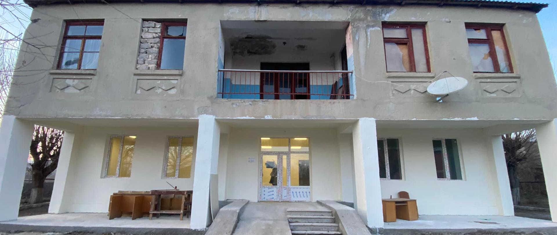 Fasada wyremontowanego, dwukondygnacyjnego budynku.