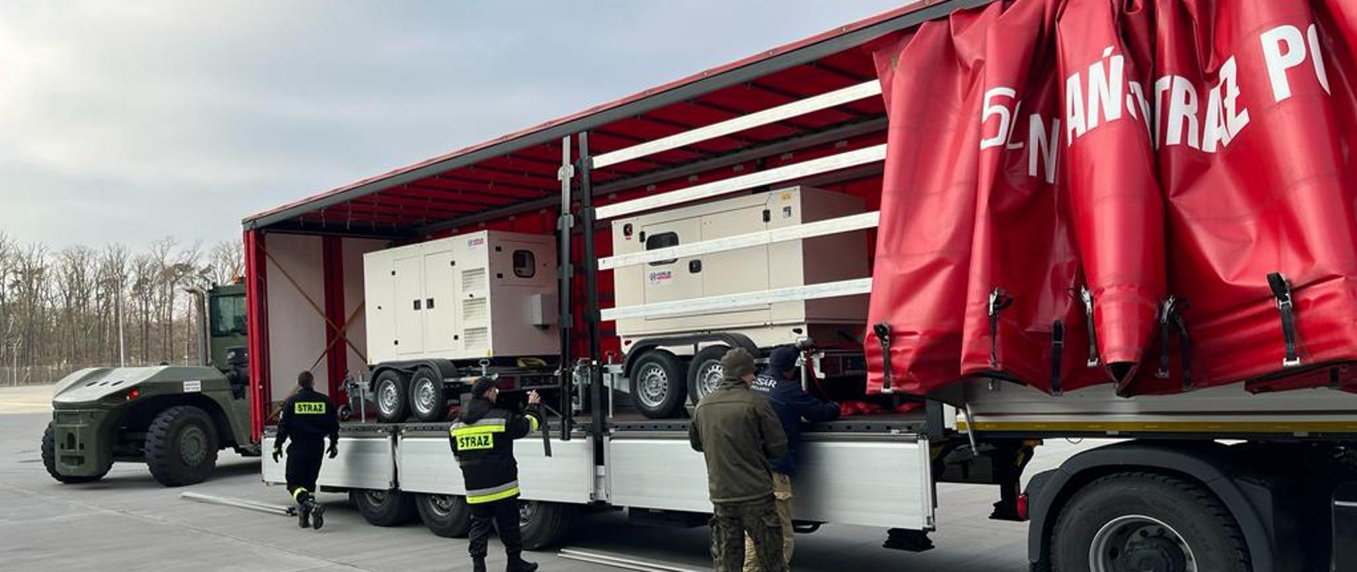 Załadowanie generatorów prądotwórczych do ciężarówki