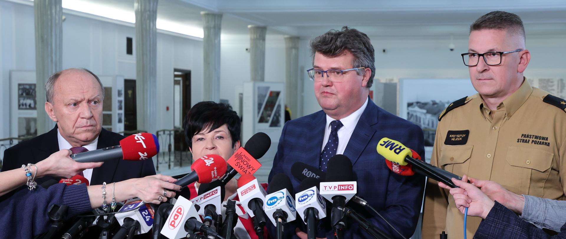 Widać na brefingu prasowym wiceministra Macieja Wąsika, przewodniczącego Parlamentarnego Zespołu Strażaków Zbigniewa Chmielowiec, poseł Joannę Borowiak oraz zastępca komendanta głównego PSP nadbryg. Krzysztofa Hejduk.