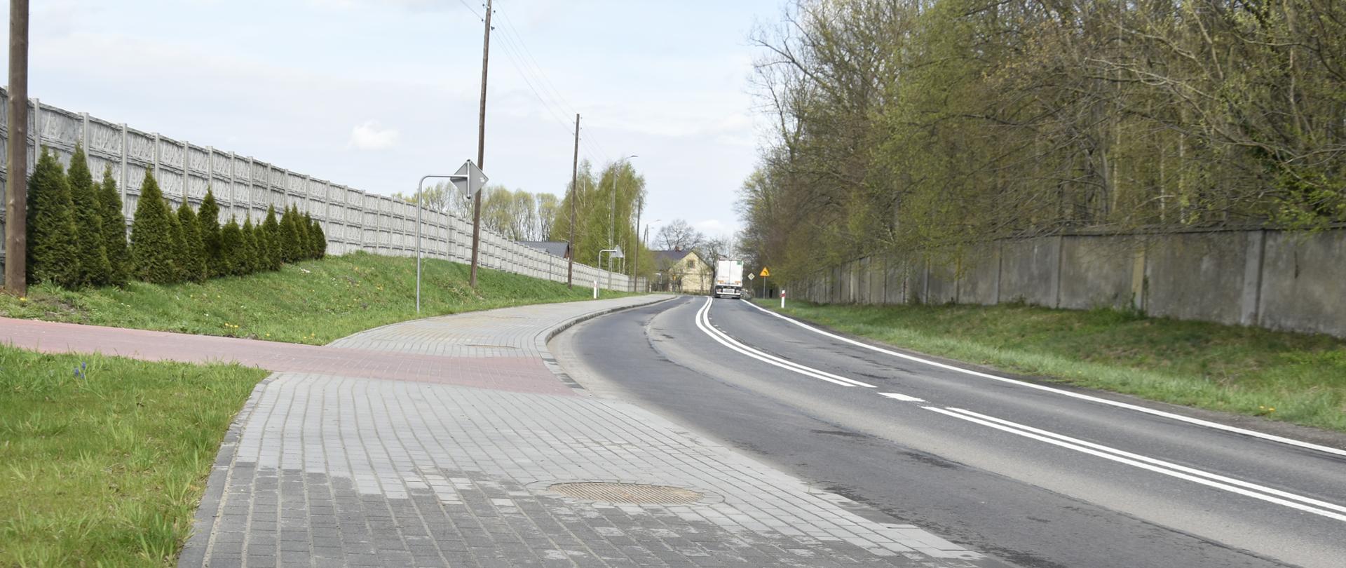 Kręta droga wyjazdowa z Parzymiechów