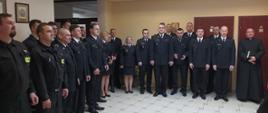 Zdjęcie przedstawia funkcjonariuszy i pracowników cywilnych KP PSP w Pruszczu Gdańskim na spotkaniu opłatkowym.
