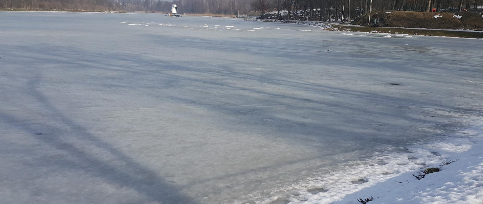 Zamarznięty zalew w Kielcach. W głębi urządzenie do napowietrzania wody.