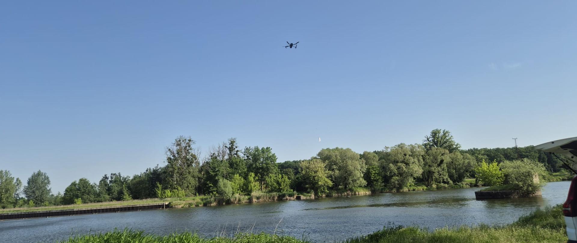 Dron z pobraną próbą wody