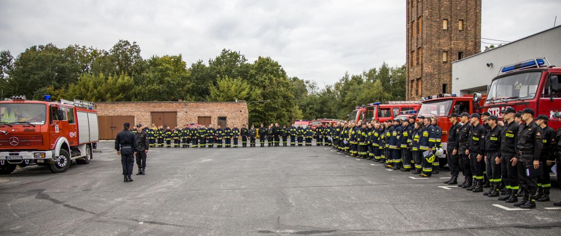 Strażacy podczas ćwiczeń pk. "Boruta 2021", które odbyły się na terenie Nadleśnictwa Kędzierzyn w okolicy miejscowości Stara Kuźnia - meldunek kierownika ćwiczeń i rozpoczęcie ćwiczeń.