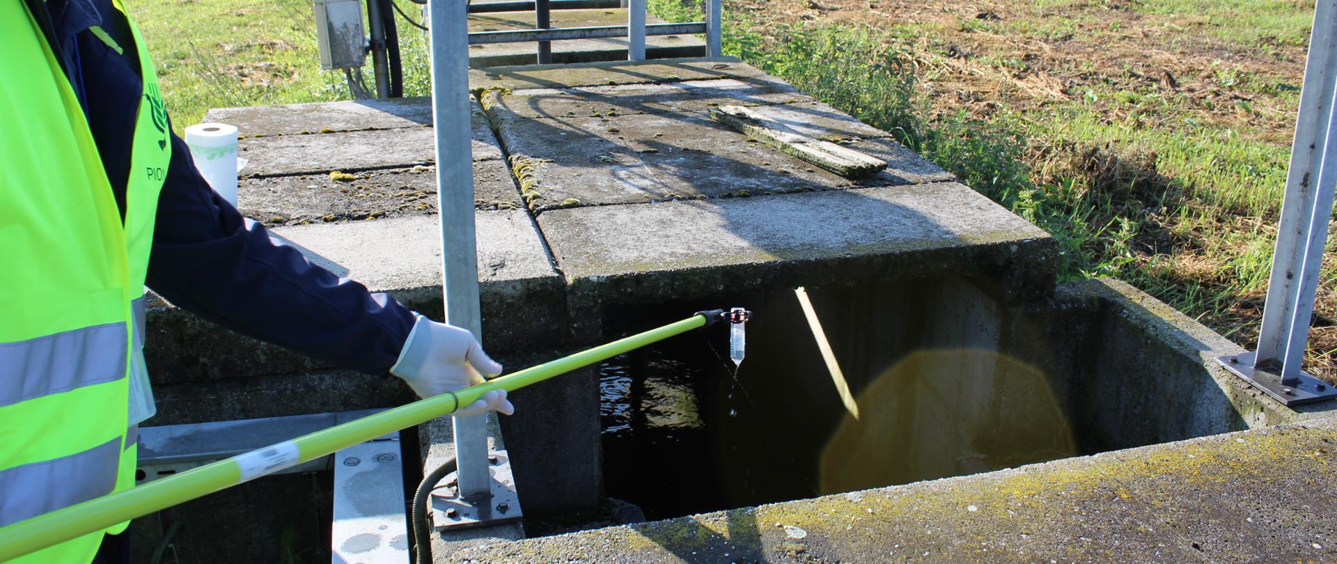 Zdjęcie przedstawia pobieranie próbki ścieku oczyszczonego