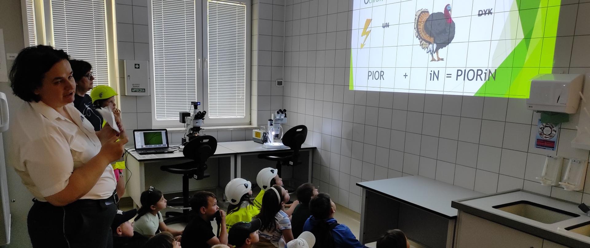 Dzieci uczestniczą w prezentacji 