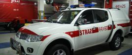 Na zdjęciu widoczny samochód w kolorze białym jest to samochód lekki rozpoznawczo-ratowniczy wykorzystywany do działań podczas pożarów i miejscowych zagrożeń.