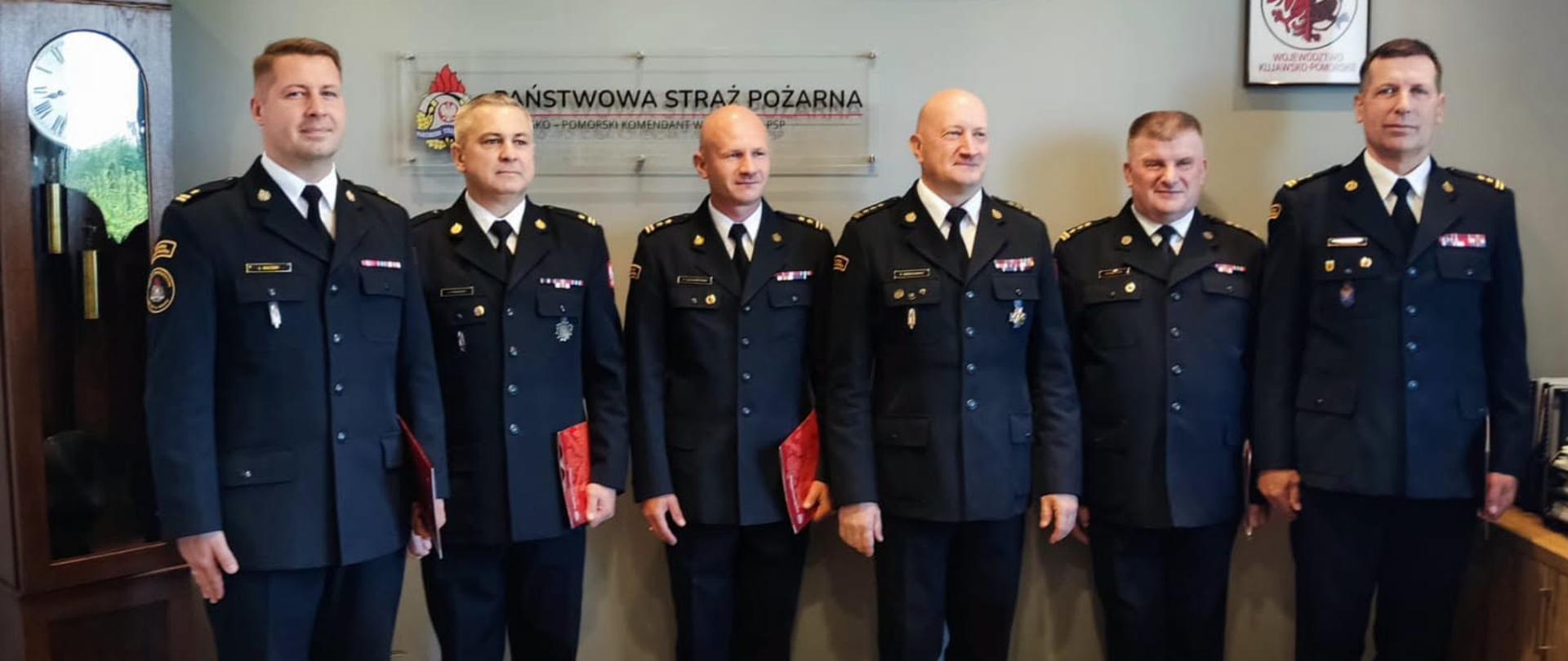 Komendant Wojewódzki Państwowej Straży Pożarnej w Toruniu, st. bryg. Rafał Świechowicz, wraz z wyróżnionymi strażakami