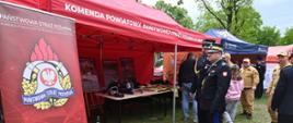 Mazowiecki Komendant Wojewódzki PSP nadbryg. Artur Gonera ogląda namiot Akademii Ochrony Ludności i Obrony Cywilnej.