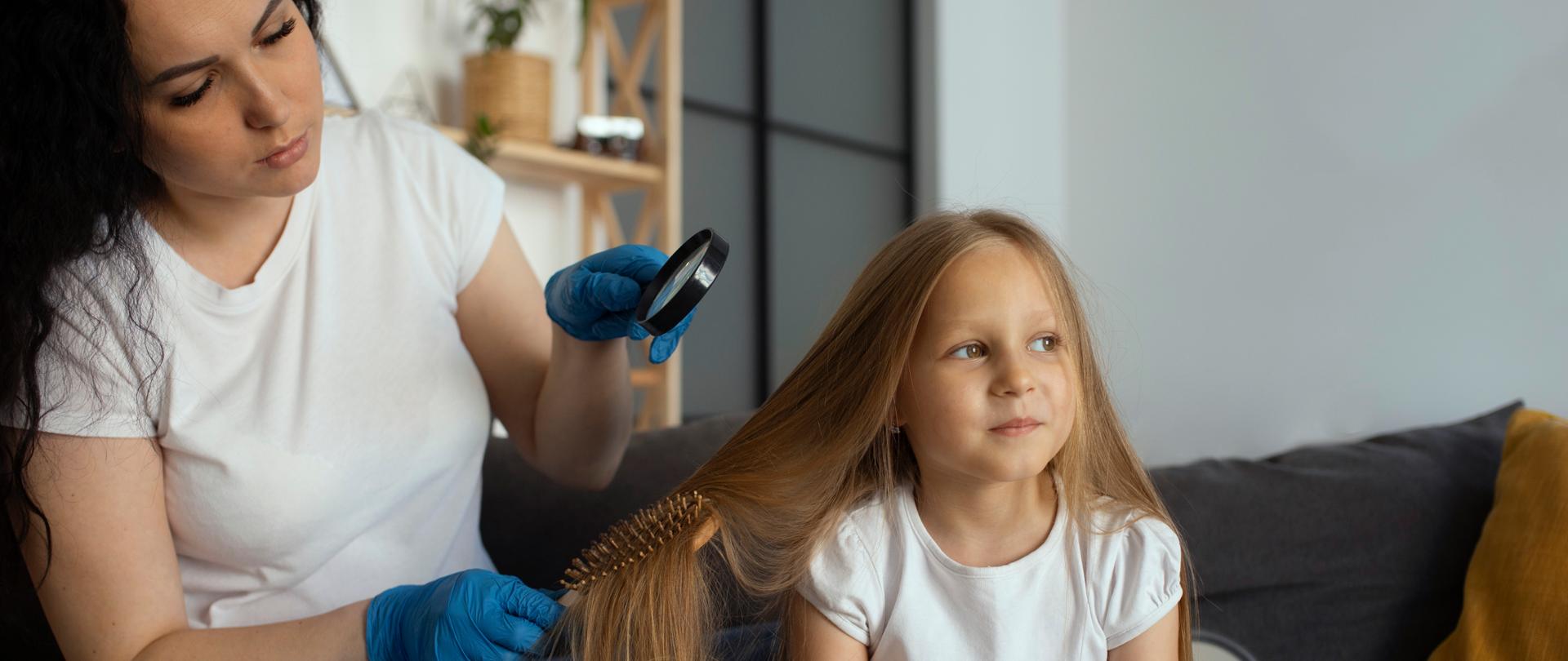 Matka opiekująca się dzieckiem z wszawicą