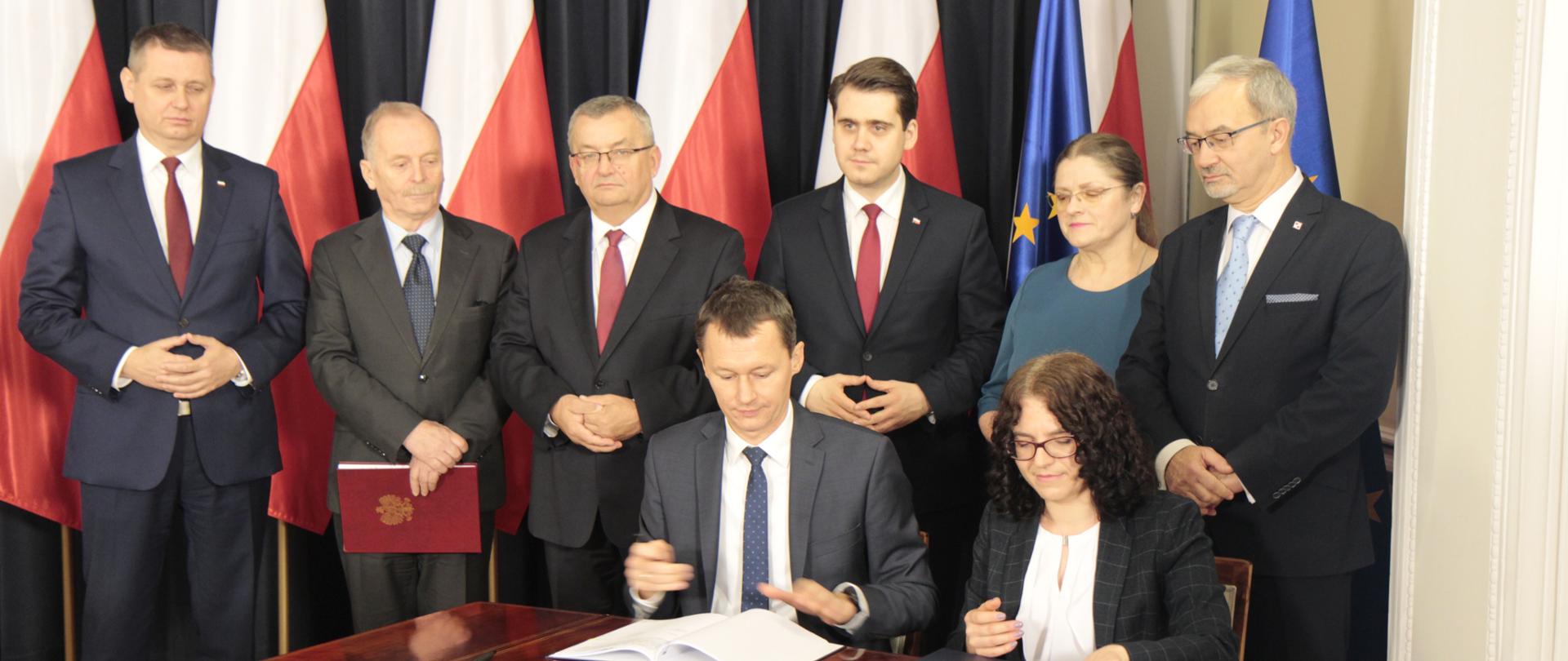 Minister Andrzej Adamczyk na konferencji podpisania umowy o unijne dofinansowanie budowę drogi ekspresowej S6 i autostrady A2