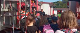 Zespół Edukacyjny "Dwunastka" z wizytą u ostrowieckich strażaków