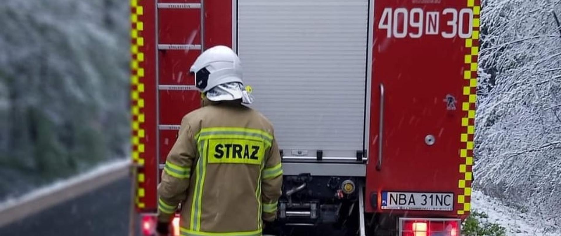 Strażacy OSP podczas działań w zimowej aurze