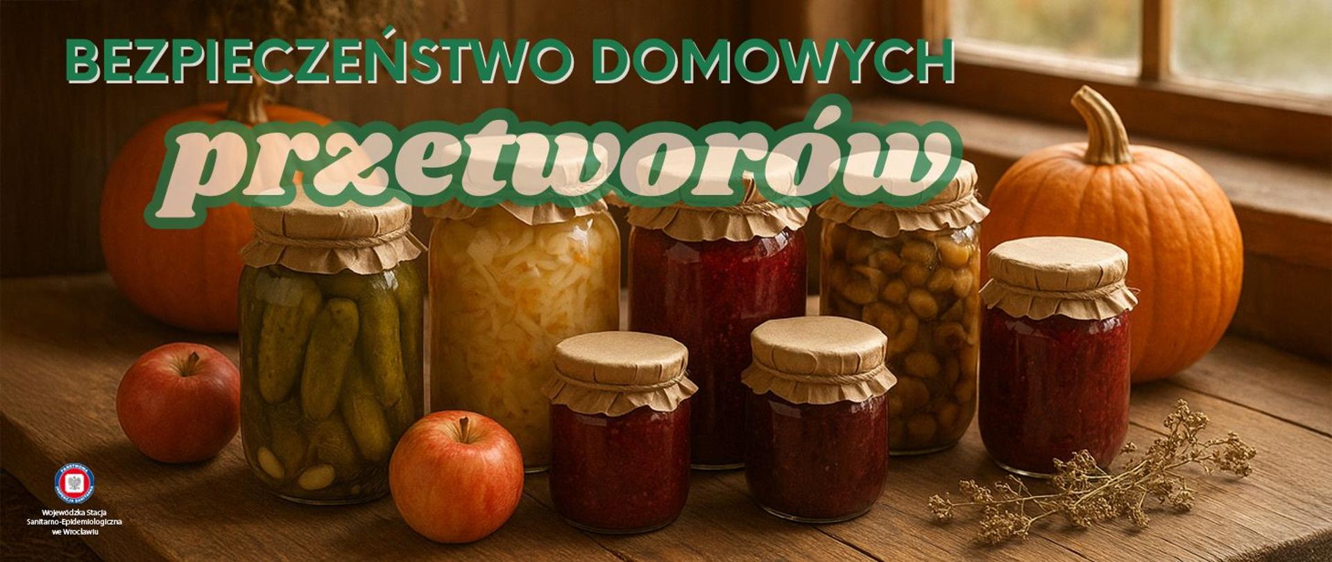 Rustykalny stół kuchenny udekorowany jesiennymi przetworami w słoikach, typowymi dla Polski: ogórki kiszone, kapusta kiszona, konfitura z malin, dżem śliwkowy, grzyby marynowane, buraczki. Obok stoją dynie, jabłka i suszone zioła. Ciepłe, jesienne światło wpada przez okno, tworząc przytulny klimat tradycyjnej polskiej spiżarni.