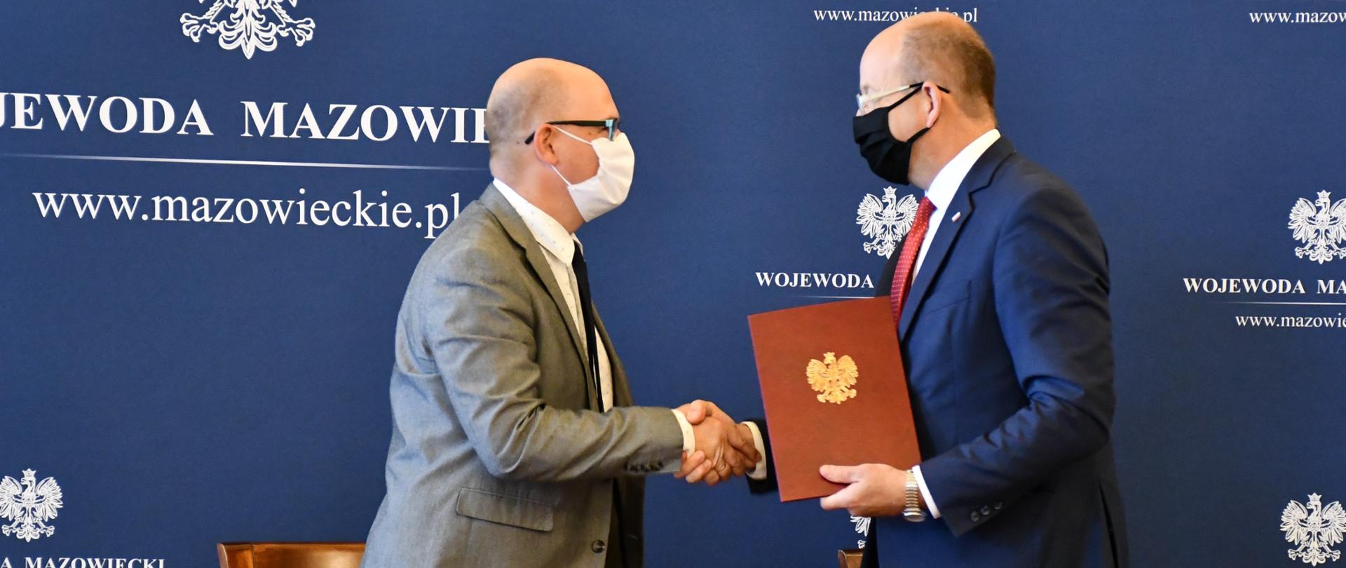 Wojewoda Mazowiecki Konstanty Radziwiłł podpisał z przedstawicielami Jednostek Samorządu Terytorialnego umowy w ramach programów: Maluch +, Centra opiekuńczo- mieszkalne oraz Wsparcie dzieci umieszczonych w pieczy zastępczej w okresie epidemii COVID-19. 