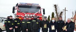 Pamiątkowe zdjęcie członków Ochotniczej Straży Pożarnej w Łubinie Kościelnym oraz zaproszonych gości na tle nowego wozu strażackiego.