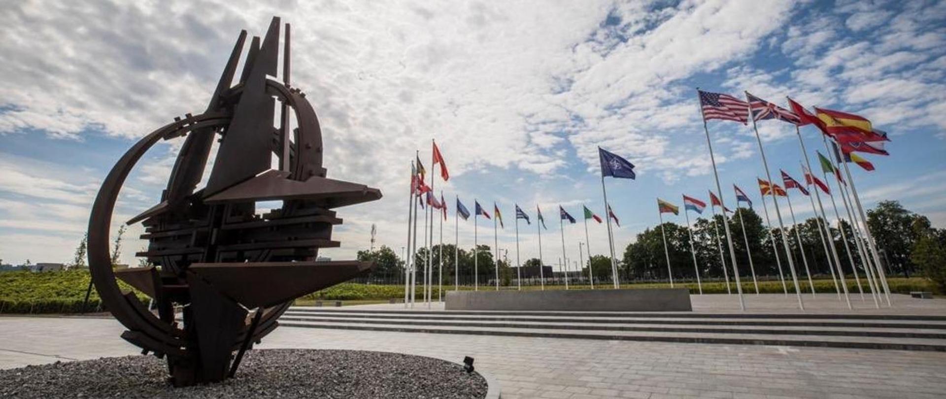 Róża wiatrów i flagi przed Kwaterą Główną NATO