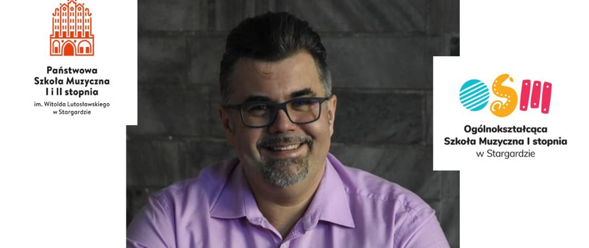 Plakat informujący o Warsztatach dla sekcji instrumentów dętych z Bronisławem Krzystkiem w dniu 23.11 2024, które odbędą się w godzinach 8.00-14.00. Tło plakatu jest białe, a w jego centralnej części znajduje się zdjęcie pana Bronisława Krzystka siedzącego przy stole, na którym leży klarnet. Klarnecista uśmiecha się, ubrany jest we wrzosową koszulę, a na nosie ma okulary. Poniżej zdjęcia na różowym i granatowym prostokącie znajdują się napisy w kolorze białym. Dół plakatu ozdabiają umieszczone poziomo w sześciu rzędach różowe kropki.