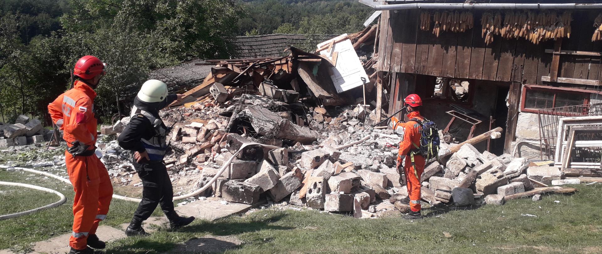 Na zdjęciu widać gruzowisko po zawalonym budynku.
