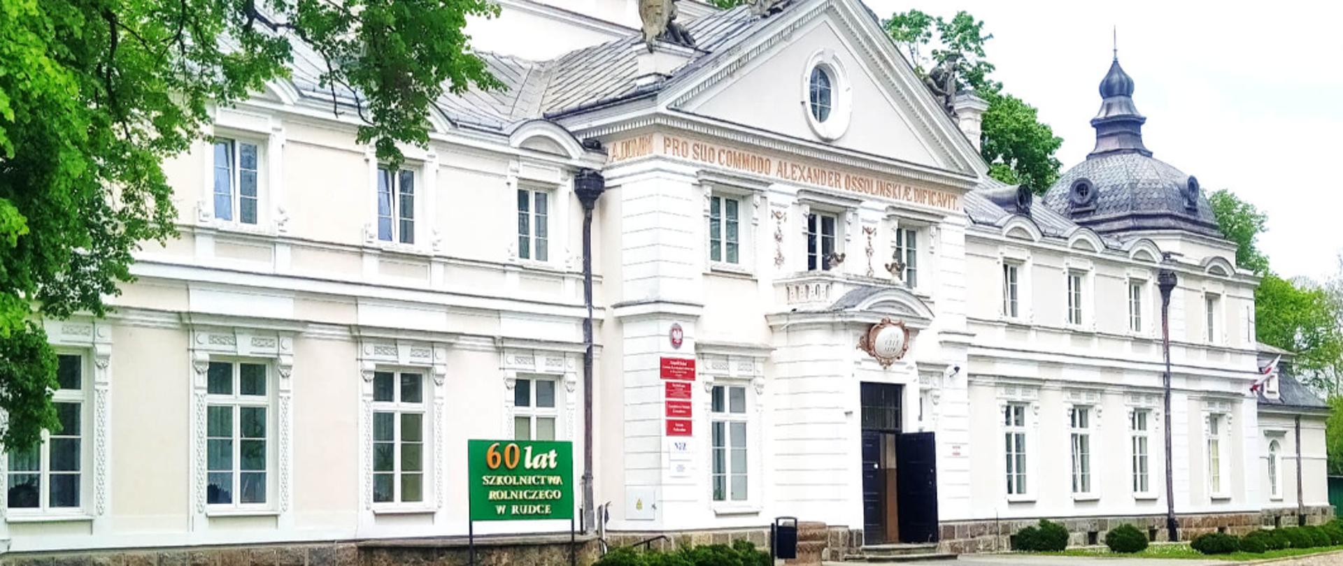 Front budynku pałacu w którym mieści się szkoła ZSCKR.