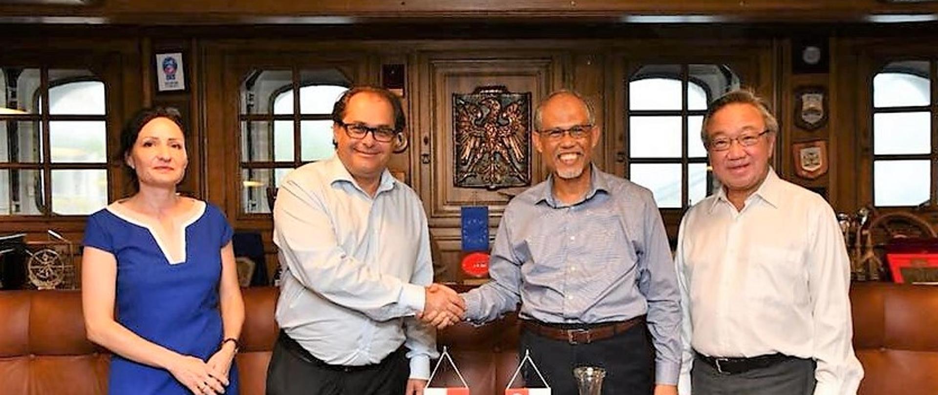 Na pokładzie Daru Młodzieży - spotkanie ministra Gróbarczyka z Masagosem Zulkifili, ministrem środowiska i zasobów wodnych. Towarzyszy im m.in. Pani Ambasador RP w Singapurze.