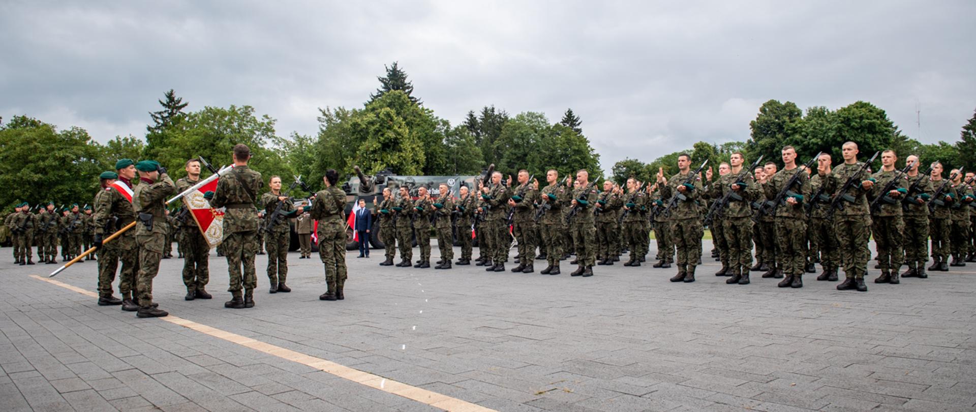 Przysięga wojskowa ochotników dobrowolnej zasadniczej służby wojskowej w Chełmie. W uroczystości uczestniczył wicepremier Mariusz Błaszczak. 