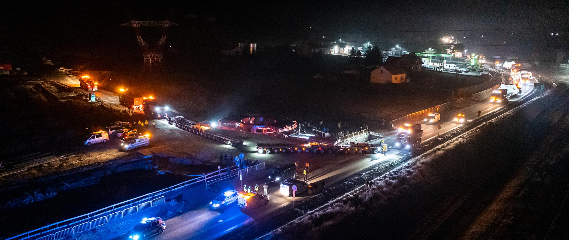 Widok z lotu ptaka na transport elementów TBM - wjazd konwoju na plac budowy w Babicy