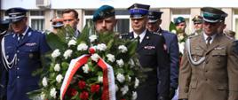 81. rocznica wybuchu Powstania w Białostockim Getcie - przedstawiciele służb w szeregu asystując Wojewodzie Podlaskiemu Podczas złożenia kwiatów pod pomnikiem