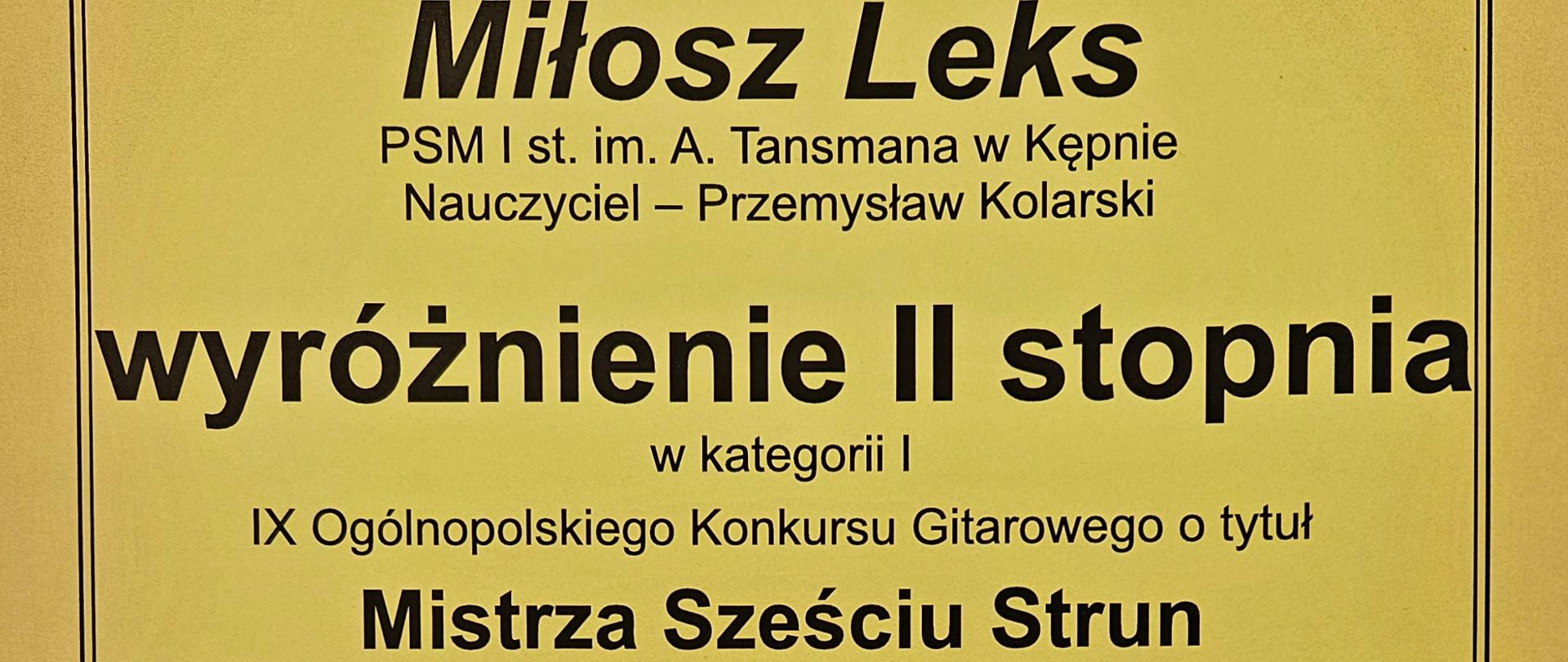 Dyplom na żółtym tle w czarnym obramowaniu. Niemal cały dyplom zajmuje tekst w czarnym kolorze. Od góry napis dyplom, imię i nazwisko ucznia, nazwa szkoły, nauczyciel, napis wyróżnienie II stopnia, kategoria, nazwa konkursu, patronat honorowy, data i miejsce konkursu oraz skład jury wraz z podpisami jurorów. Na dole grafika - 3 kolorowe zdjęcia w rzędzie - różne ujęcia gitary (zbliżenie na gryf, pudło rezonansowe i struny). Zaraz nad grafiką kilka logotypów. 
