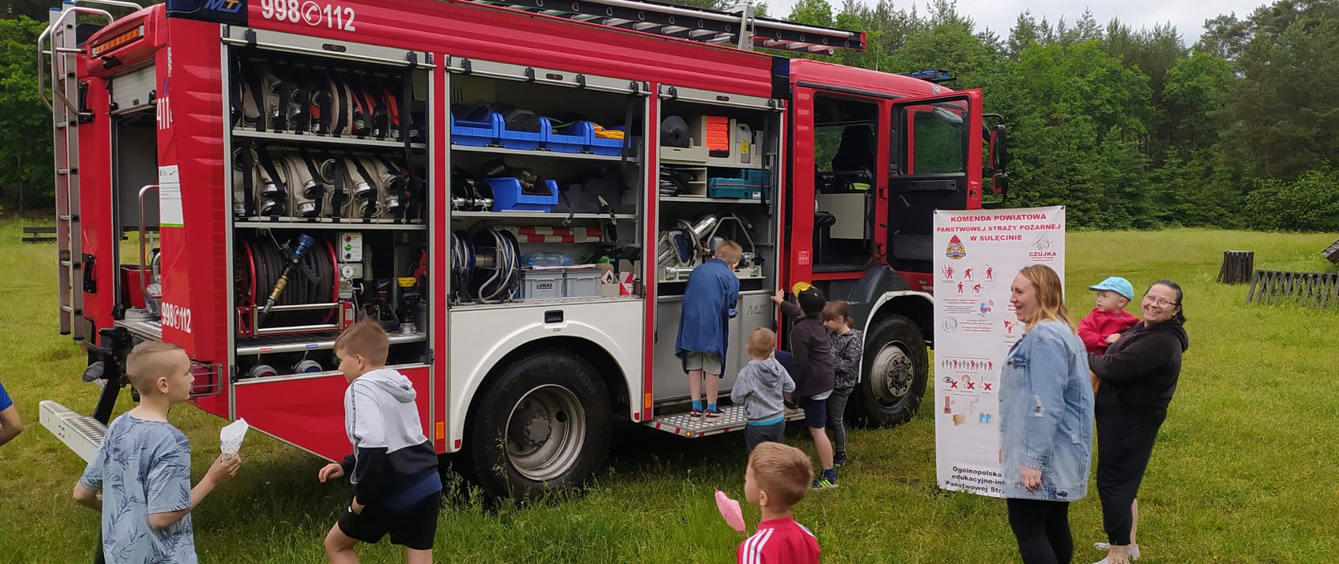 Dzieci Szkoły Podstawowej przy pojeździe pożarniczym