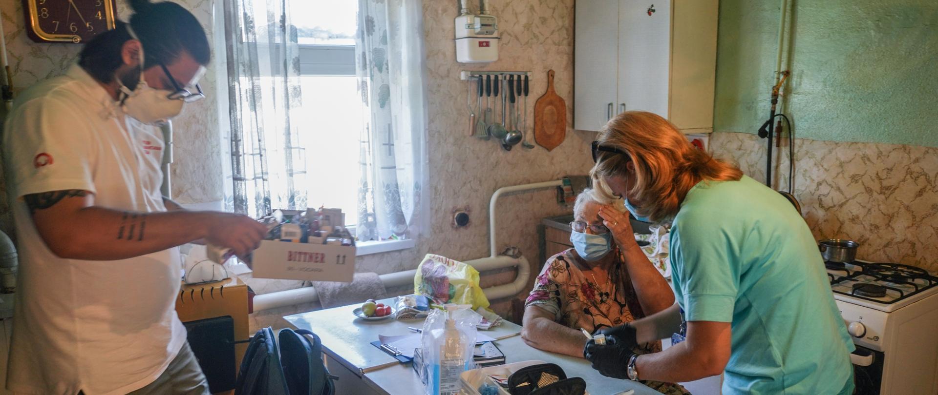 lekarz i pielęgniarka przepisują starszej pani leki, 