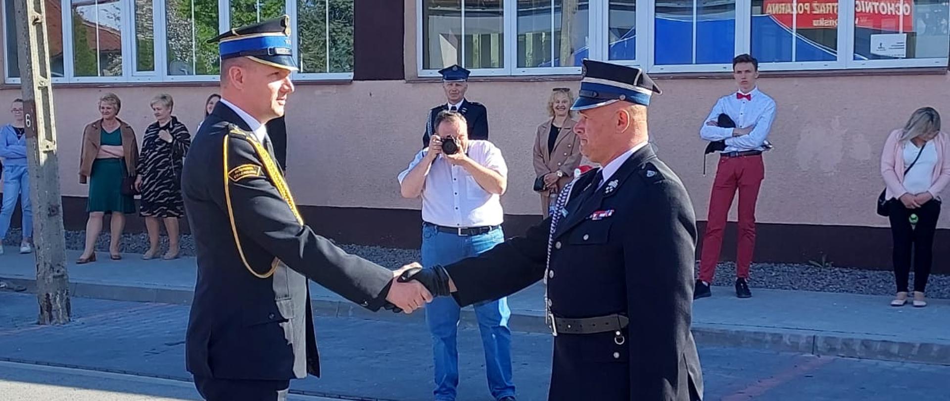 Zdjęcie przedstawia Komendanta Powiatowego PSP w Szydłowcu wraz z Prezesem OSP 