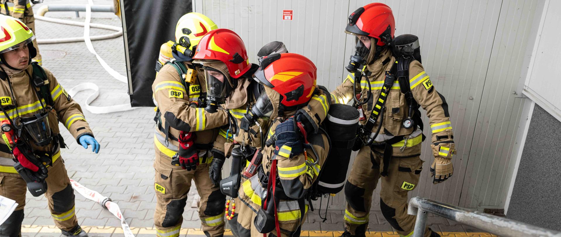 Ćwiczenia powiatowe - strażacy wykonują ćwiczenia