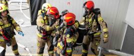 Ćwiczenia powiatowe - strażacy wykonują ćwiczenia
