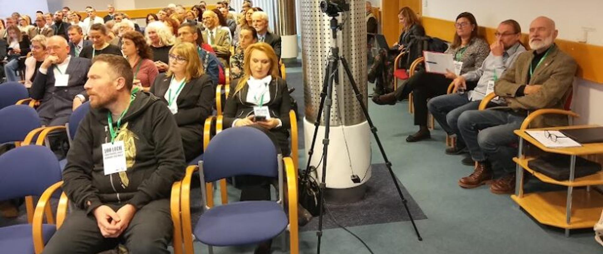 Alicja Michalik-Kucińska, zastępca prezesa Wód Polskich ds. zarządzania środowiskiem wodnym oraz Joanna Kidzińska, dyrektor departamentu gospodarki wodno-ściekowej Wód Polskich wzięły udział w jubileuszu 100-lecia PROP