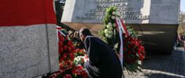 Premier Mateusz Morawiecki składa wieniec pod pomnikiem ofiar katastrofy smoleńskiej.