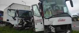 Kolizja autobusu z samochodem ciężarowym